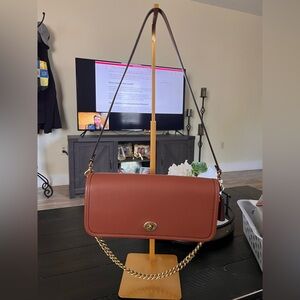 Coach Dinky 1974 re-edition in saddle brown, like new, shoulder and chain strap.